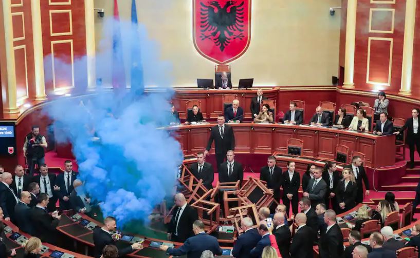 Pse opozita shqiptare po pengon parlamentin me flakë Konica al