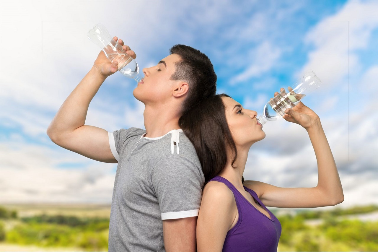 Пить. Вода питьевая спорт. Пара пьет воду. Парочки пьют воду. Мужчина и женщина пьют воду.