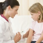 vaksinimi te nje vajze e mitur