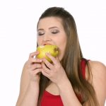 nje vajze duke ngrene nje dardhe