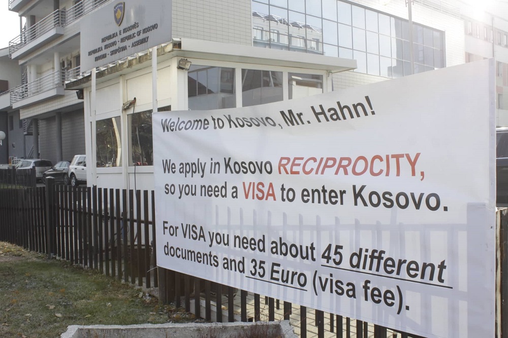 Hahnit i kërkohet vizë për të hyrë në Kosovë konica.al