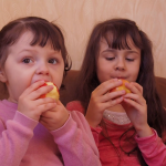 vajzat e vogla duke ngrene moolle